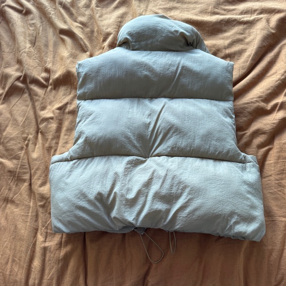 Cropped Adjustable Puffer vest size L - Picture 3 of 4